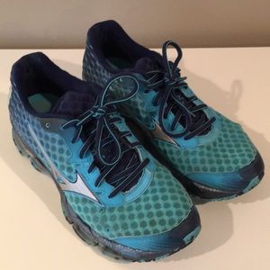 A used pair of Mizuno Wave Prophecy 4’s Size 8.5